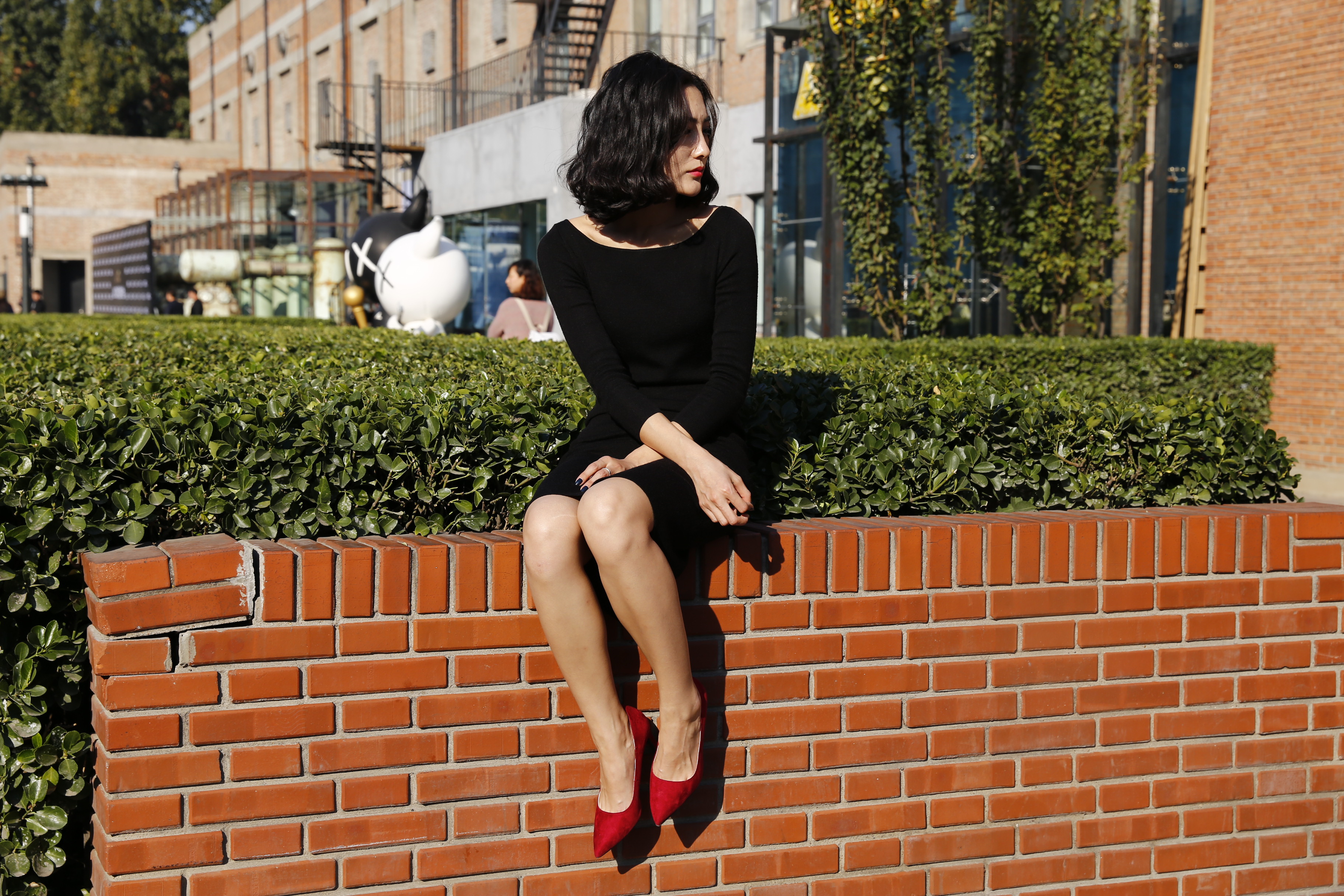 有一种姑娘，随便一坐，就美得像幅画。