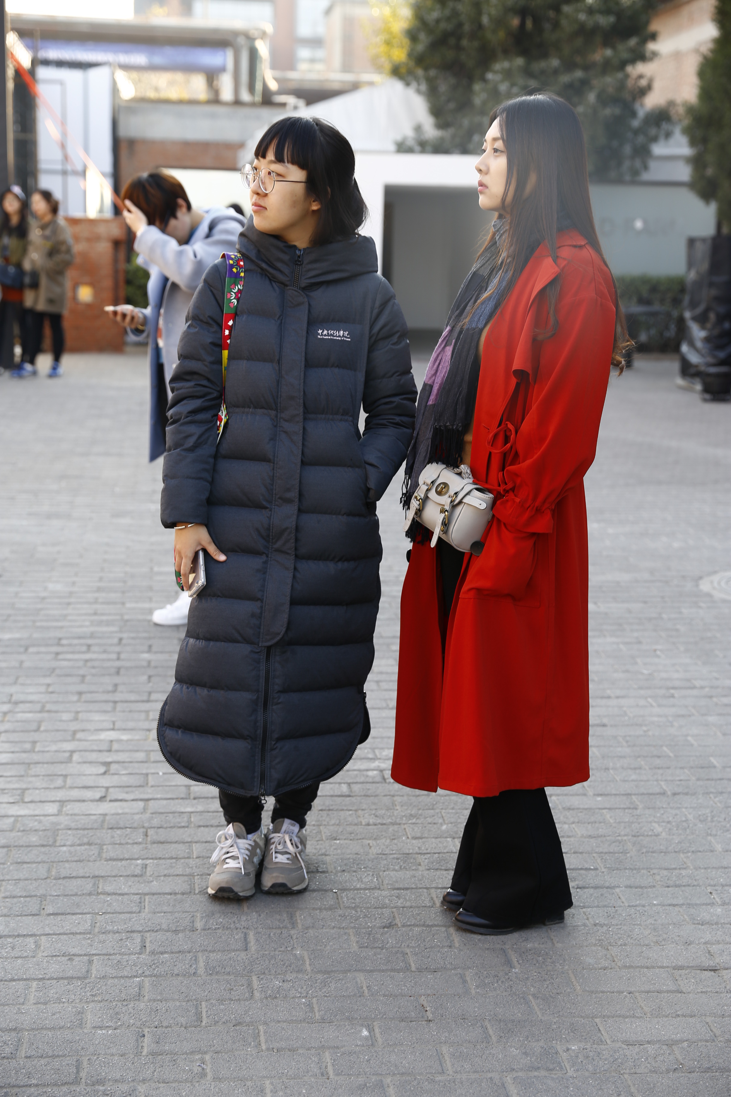 一层秋雨一层凉，继时装周第一天大雨后，路人纷纷披上了厚外套。