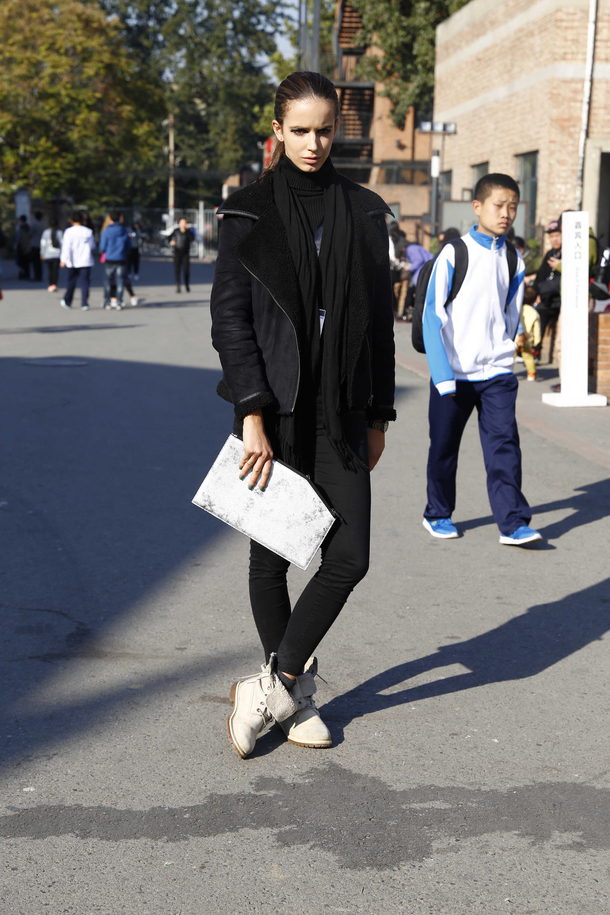 巾帼不让须眉，这位姑娘别有英气。