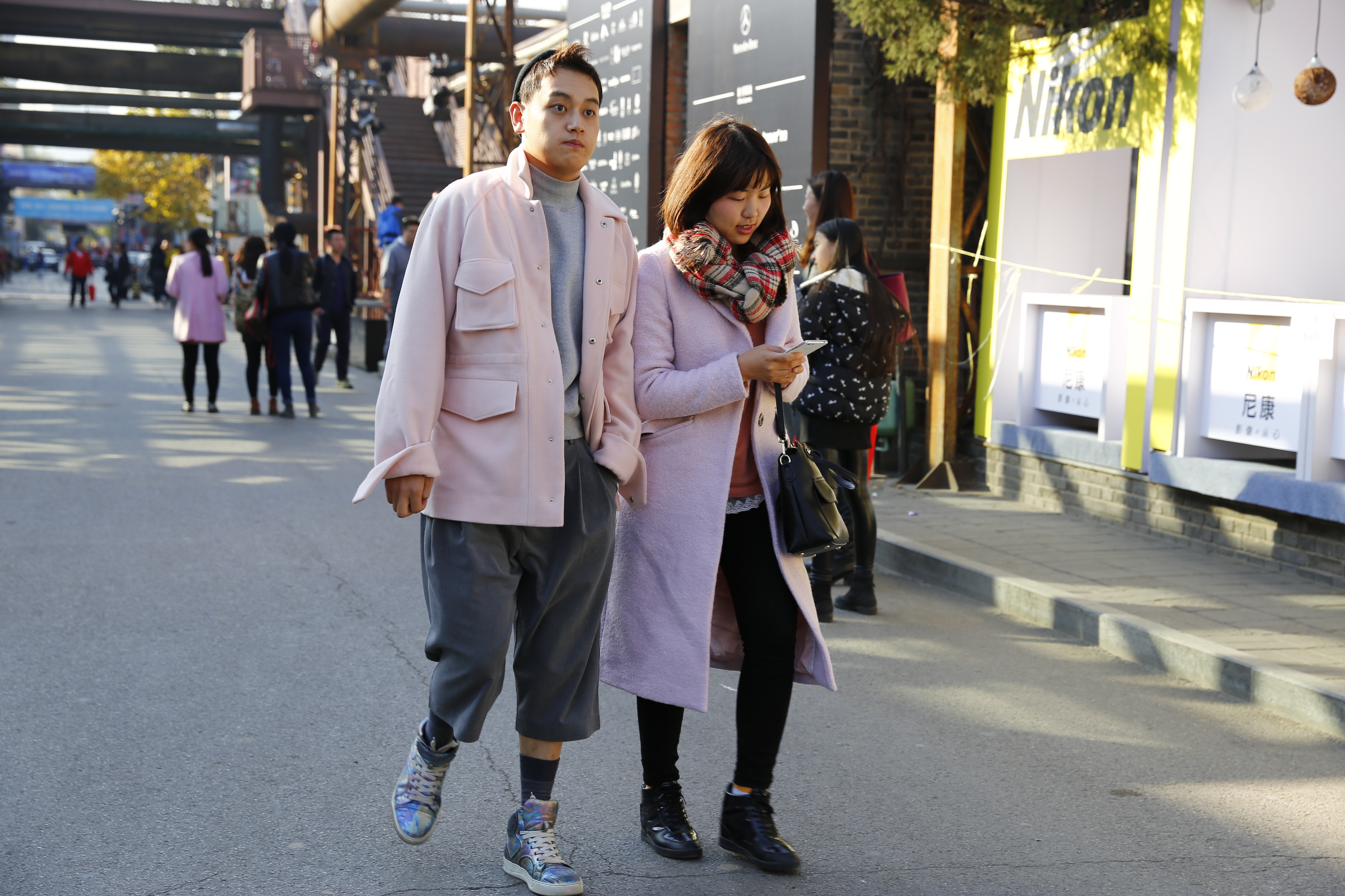 秀恩爱或许不需要肉麻的举动，只需要一件同色大衣就足够。