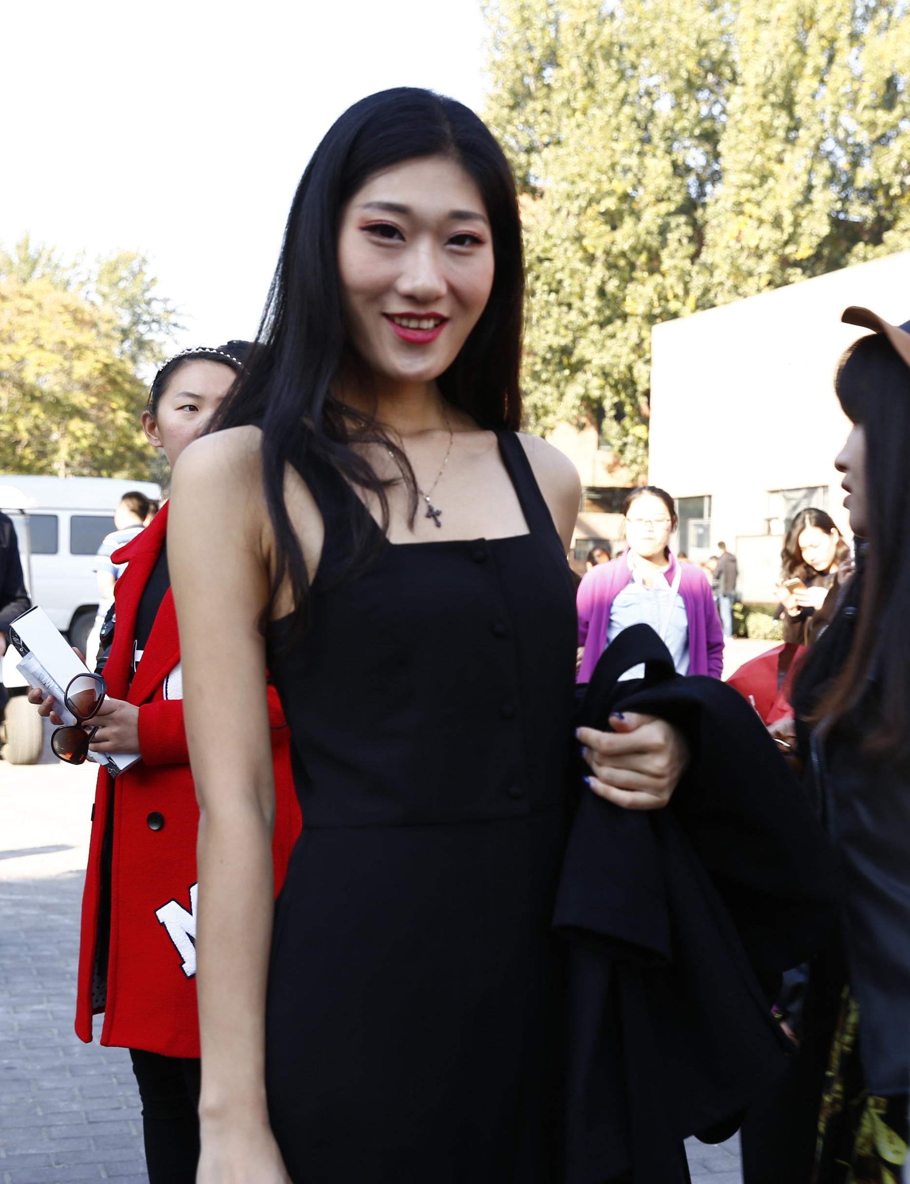 想要够时尚，就得不畏风雨……美则美矣，但看着这裸露的胳膊就不得不佩服潮人们对时尚的坚持。