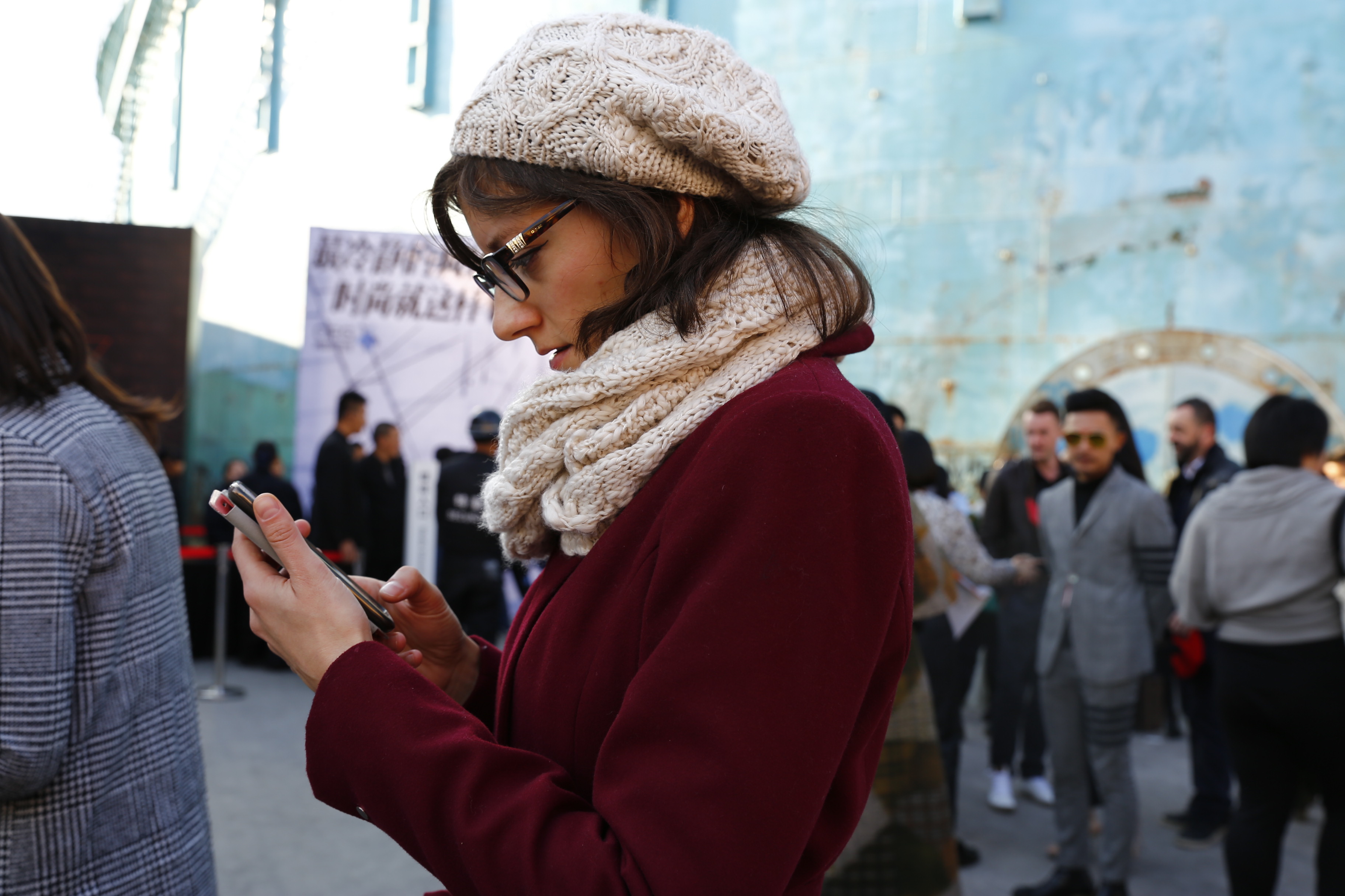 她有一种法国女人自带的迷人气质。