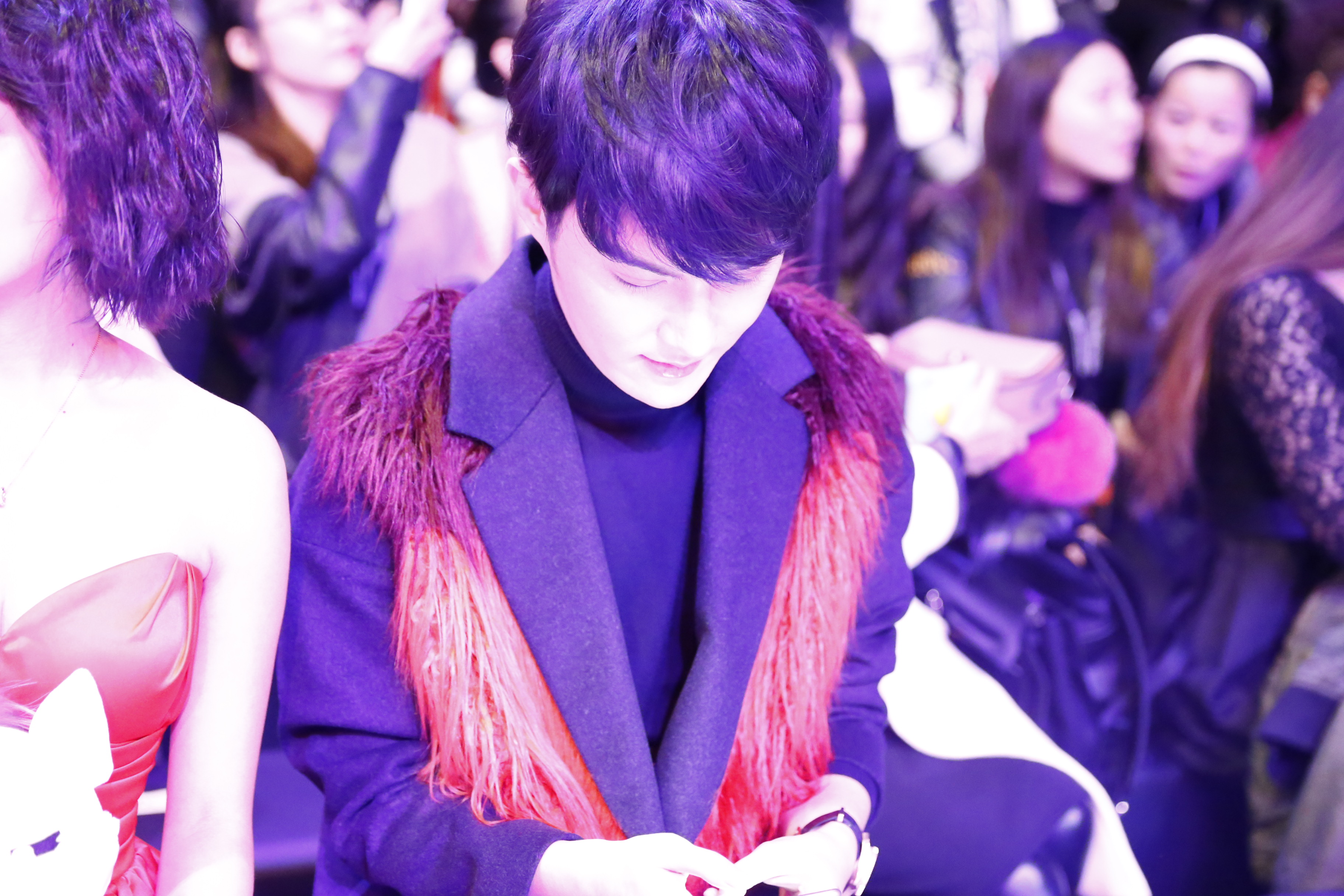 肖少奶奶玩手机都特别有范。