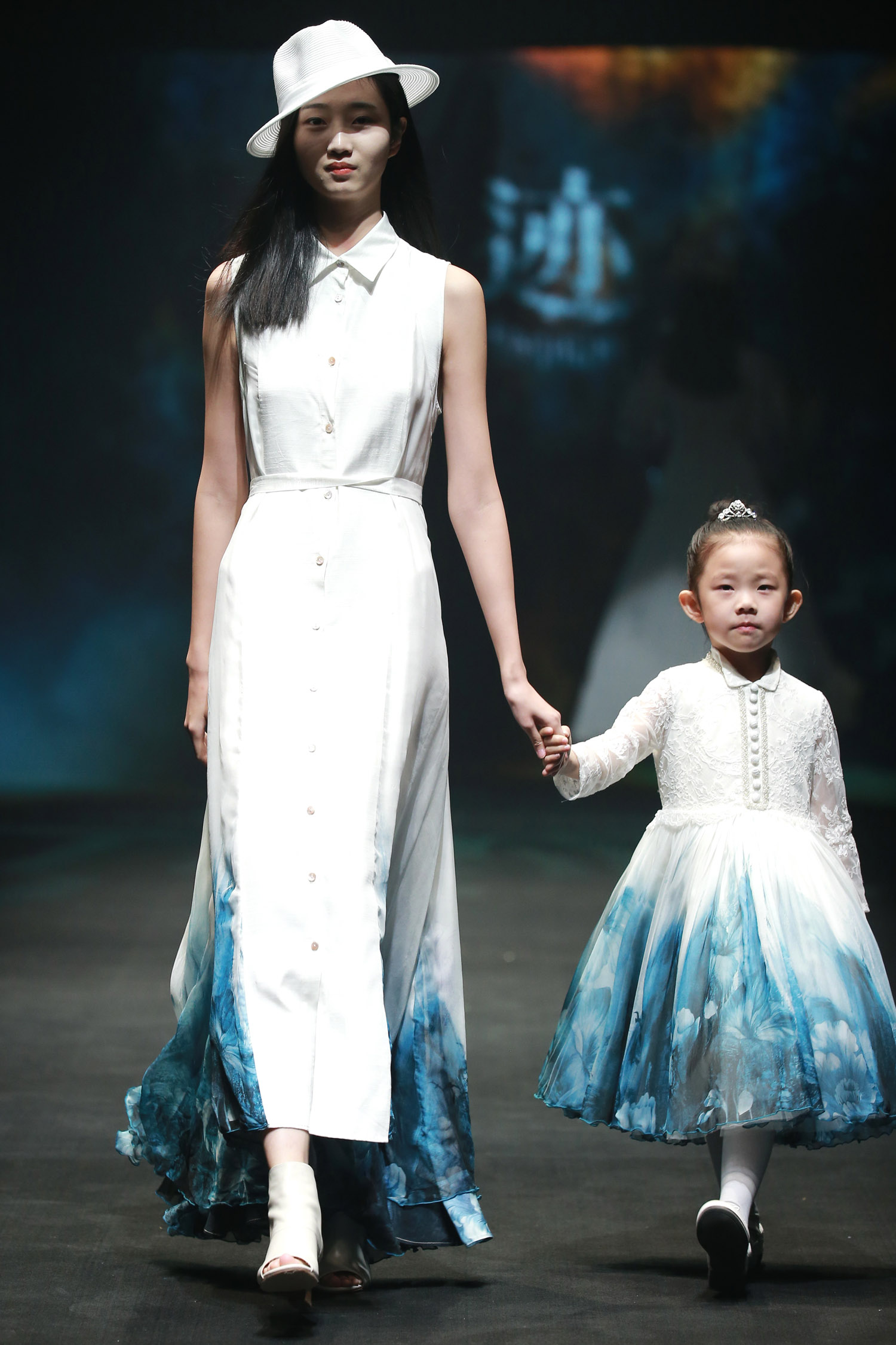 2016春夏系列中国国际时装周 茧迹·李呐时装发布