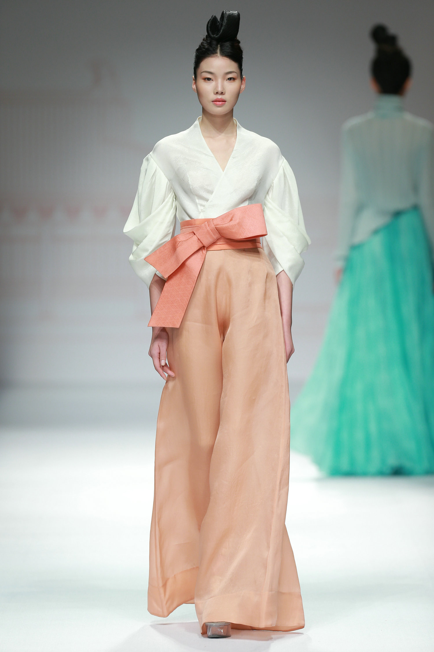 2016春夏系列中国国际时装周 楚和听香&middot;楚艳时装发布