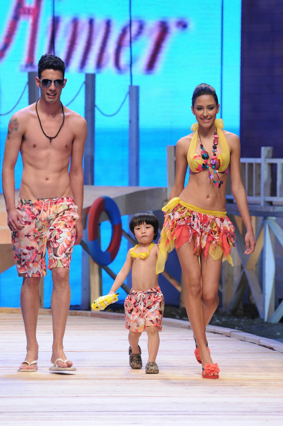 爱慕2011“水之恋”泳装秀--“热舞派对”系列