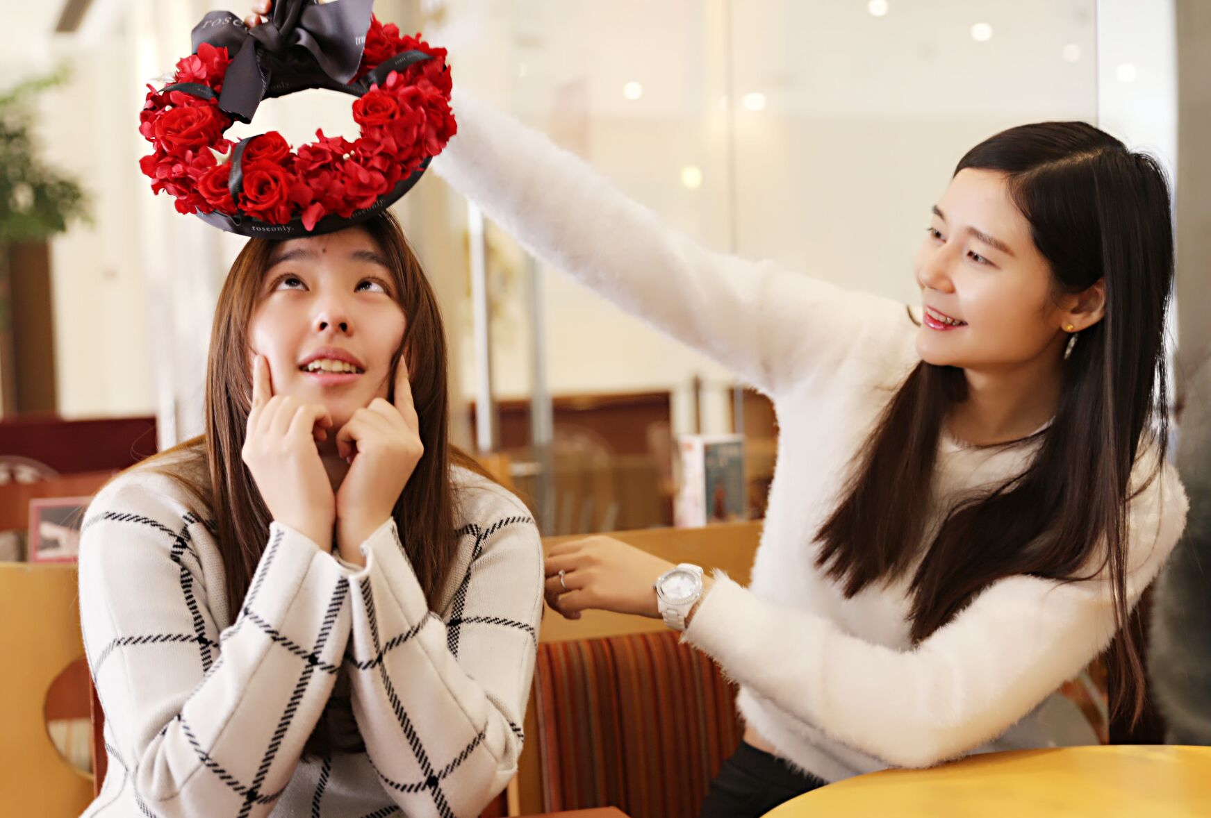 小A和小B，一个大大咧咧的南方女汉子，一个自信果敢的北方姑娘。
小A清楚知道小B偏爱拿铁加奶不加糖，小B熟练掌握小A爱游泳不爱跑步、十点前睡觉的生活爱好。
小A和小B，一个像夏天，一个像秋天。