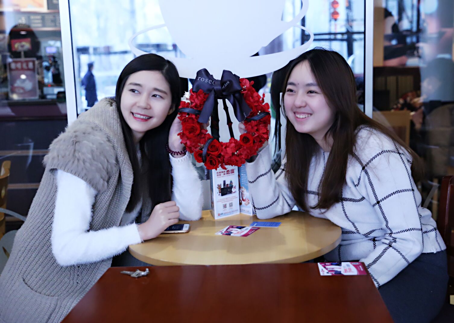 去年圣诞节，小A和小B拖延已久的闺蜜旅行正式提上日程。出发前的一个月，不同于以往的找攻略、做指南、定行程，她们找来关于目的地的书，看相关的纪录片，去了解关于那个城市的故事。
小A说，那是她们的第一次旅行，却也是至今最难忘的一次。&ldquo;我们一路吃吃喝喝，一路自拍，一路互黑。我们和当地人聊天，去当地人常去的咖啡厅喝咖啡，和他们一起过圣诞节。回来后，我们也会经常讨论自己一路上看到的听到的，分享各自的想法。&rdquo;