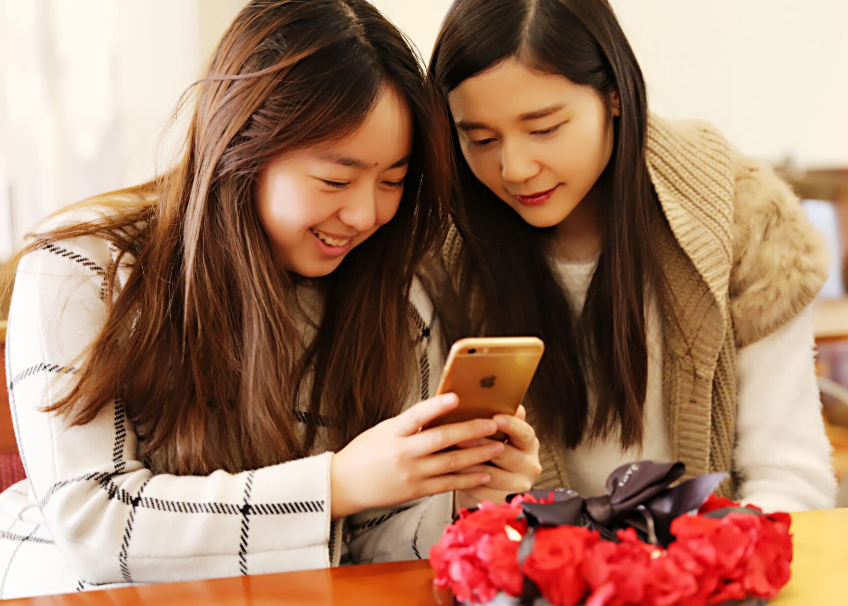 当问到闺蜜对自己意味着什么的时候，小B说，闺蜜是一辈子的知己，停顿两秒钟后，她改口说道：&ldquo;闺蜜更像是自己的影子，在不同的环境下，它会陪伴你，也会拉长你。&rdquo;
电影《小时代》系列中关于姐妹花一起疯，一起笑，一起哭闹的情节让自己羡慕不已。
小B翻着手机里和小A的自拍合影说，&ldquo;她很怕自己显脸大，所以合照永远都让我站在前面，但这样我的脸都比她的要小&rdquo;。