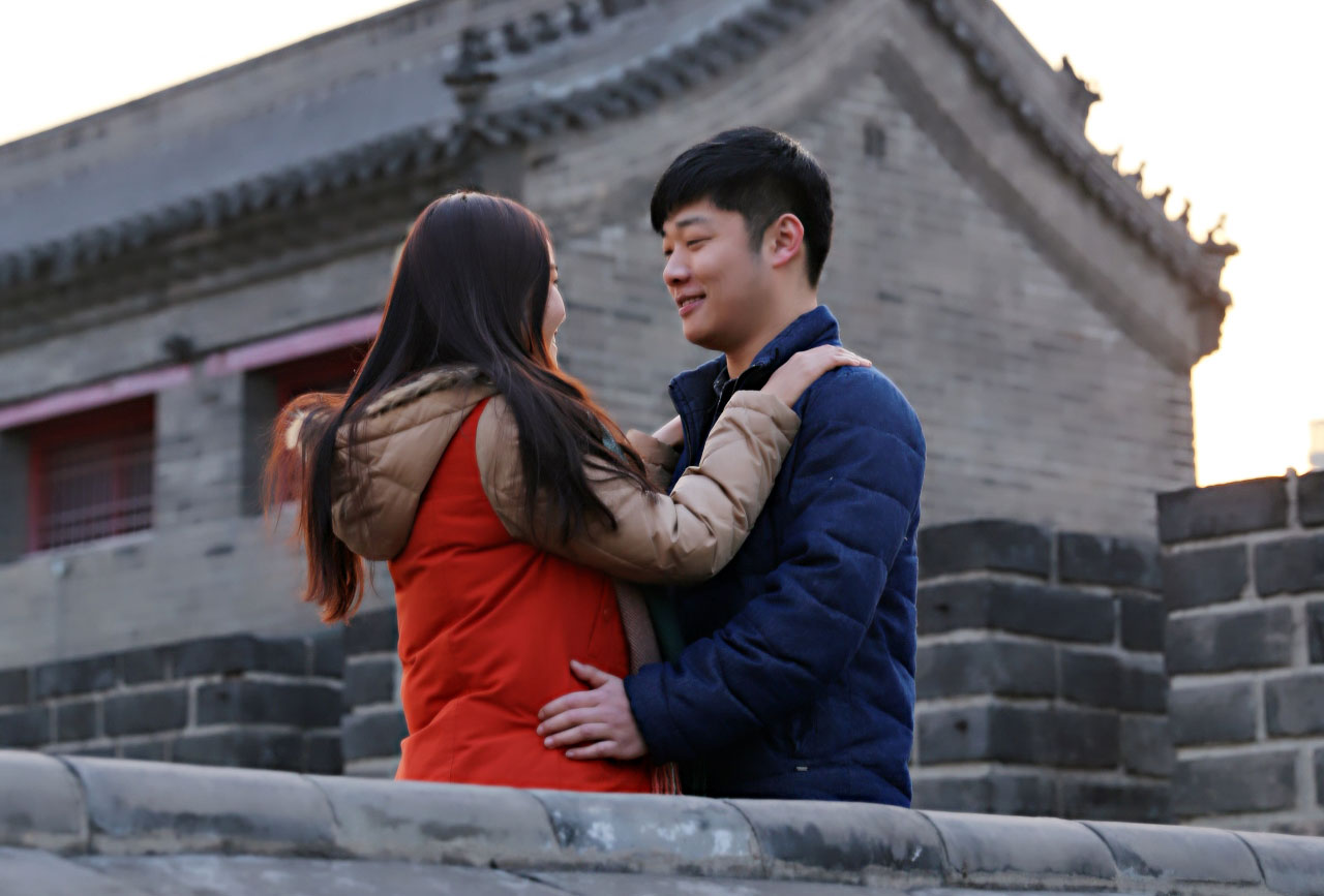 今年是小丛和璐璐相恋的第5年，在一起的这些年里，两个人每年都在一起过圣诞节，而今年对于他们来说，意义更加不同，就在上个月，两人结束爱情长跑进入婚姻殿堂。让璐璐印象最深刻的就是每年圣诞节，小丛都会准备一个保留节目，就是给她做一顿圣诞大餐，最拿手的就是煎牛排和煮面，小丛笑说：&ldquo;因为这两项是技术含量最低的。&rdquo;