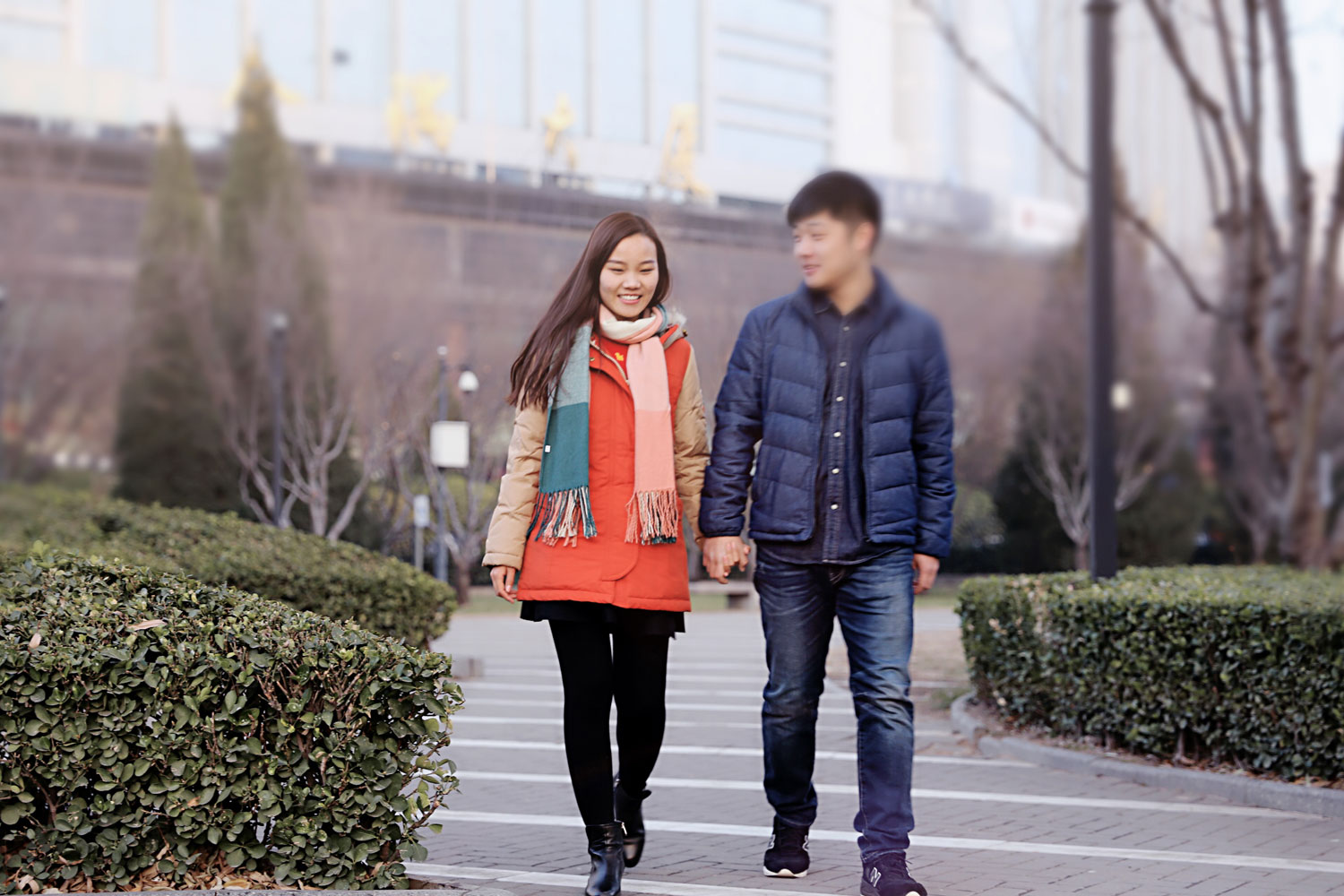 &ldquo;我们比较少给对方准备圣诞礼物，因为觉得这一天在一起才是最最重要的，唯一一个圣诞礼物是他送我的一个维尼熊的玩偶，到现在我还留着。&rdquo;璐璐说，那是两个人在一起过的第一个圣诞节，小丛参加圣诞聚会时抽到的一个小礼品，回来就送给了璐璐。
&ldquo;因为只要看到它，我就想起圣诞节那天浓浓的幸福的味道。&rdquo;璐璐说。
人生中，陪伴看似最平淡，但却最深情，点点滴滴的幸福瞬间串联起来就会变成最有意义的人生回忆。仿佛圣诞树上点缀的礼品和灯饰。