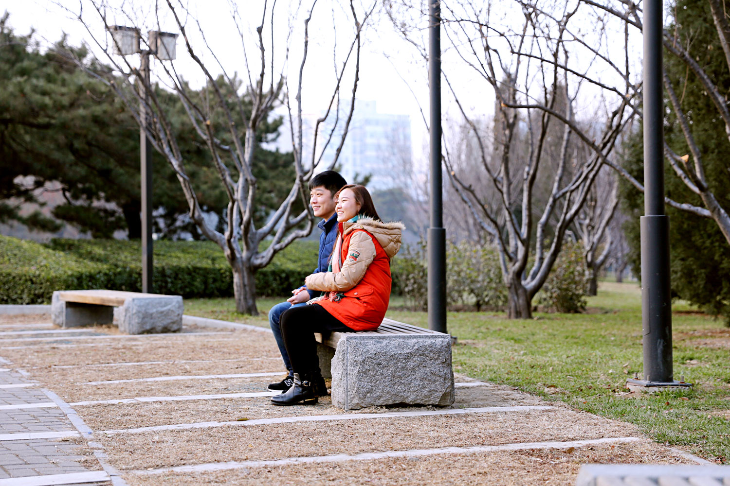 去年圣诞节，小丛和璐璐在海南度过，虽然温暖的气候减少了一些圣诞节的气氛，但丝毫不影响两人过圣诞节的心劲儿。
&ldquo;有天早上，我睡醒睁开眼睛看到她在阳台上看海，我叫她，她回头看我跟我笑，那时我觉得特别幸福，我想很多年以后我们退休了，这就是我最想要的生活。&rdquo;小丛说。