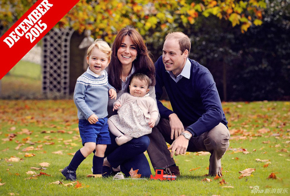 12月18日，耶誕節將至，威廉王子與凱特王妃的官方推特分享了最新的全家福，凱特抱著7個月大的夏洛特小公主，喬治王子則靠在媽媽身上笑得很開心。