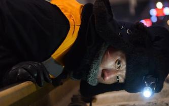 “高铁守护人”的春运“夜生活”