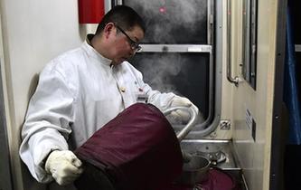 “绿皮”列车上的幕后劳模