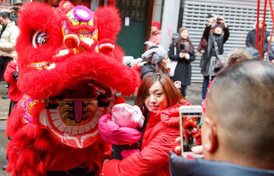 当世界穿上“中国红”