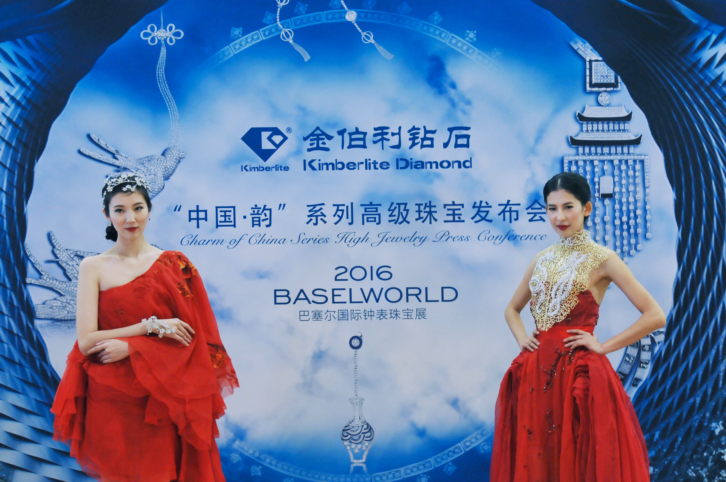 模特展示&ldquo;蝶舞迷香&rdquo;系列