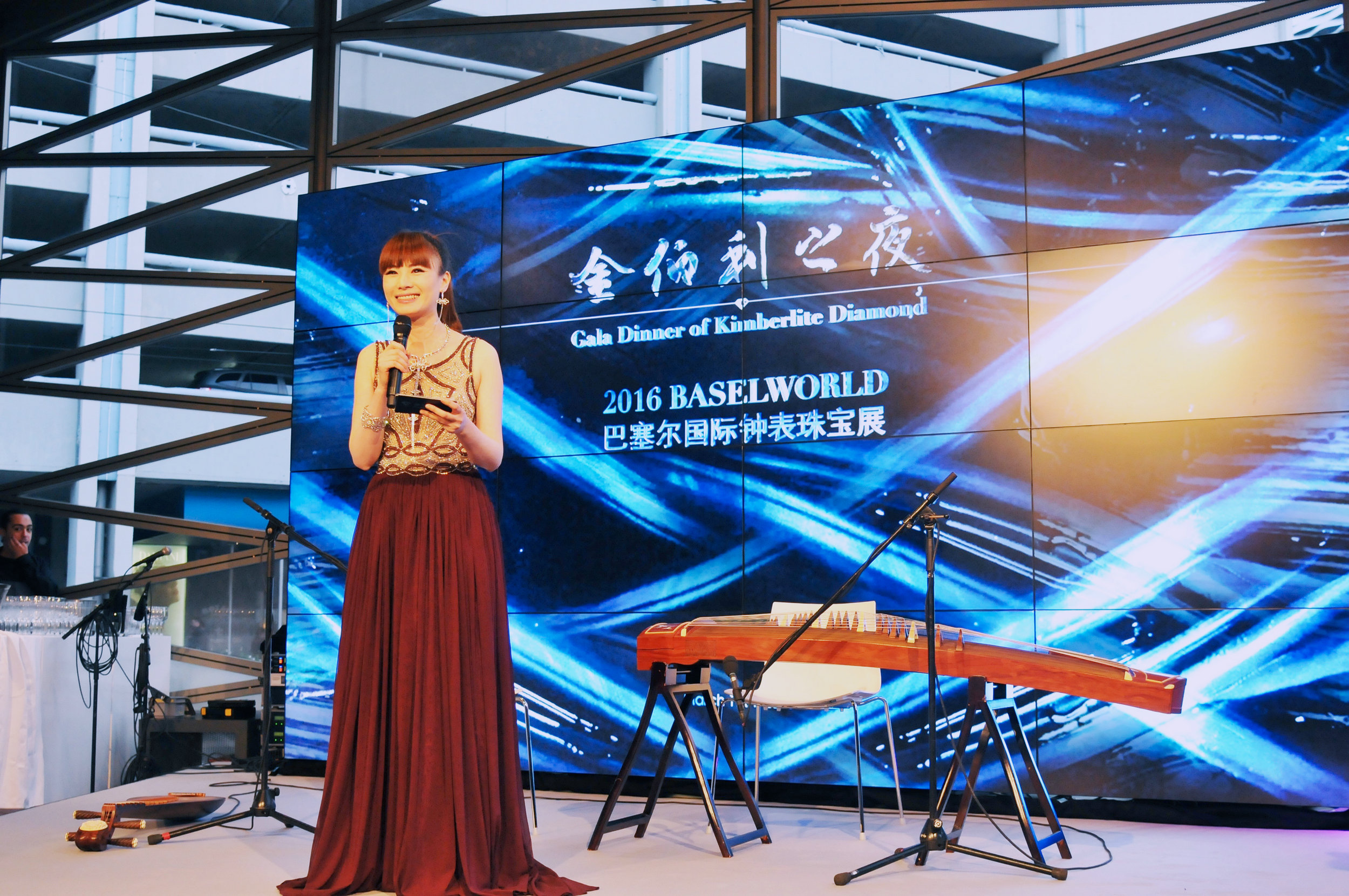 万蒂妮担任司仪