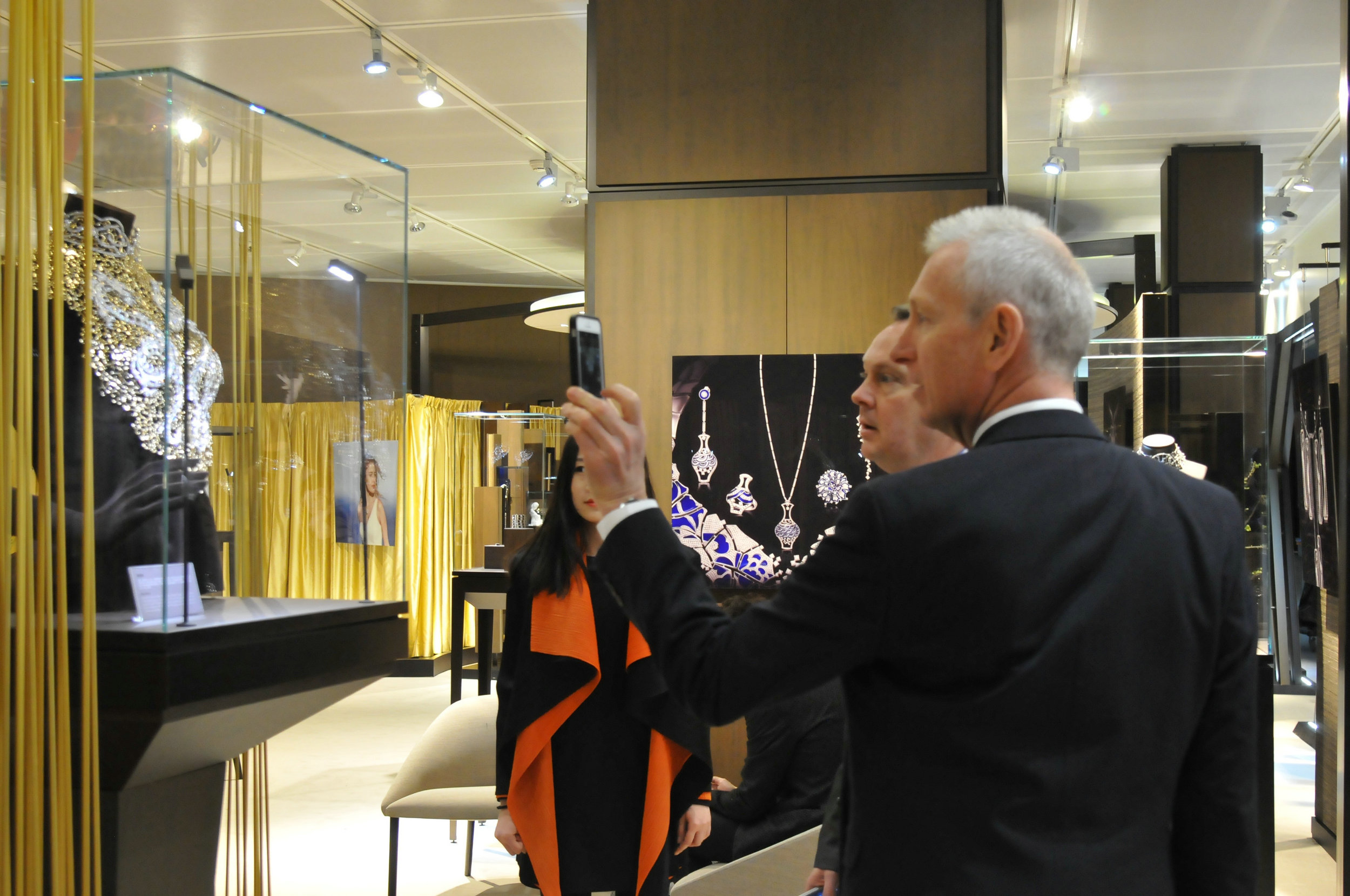 观展嘉宾为&ldquo;中国&middot;韵&rdquo;之《盛世霓裳》留影