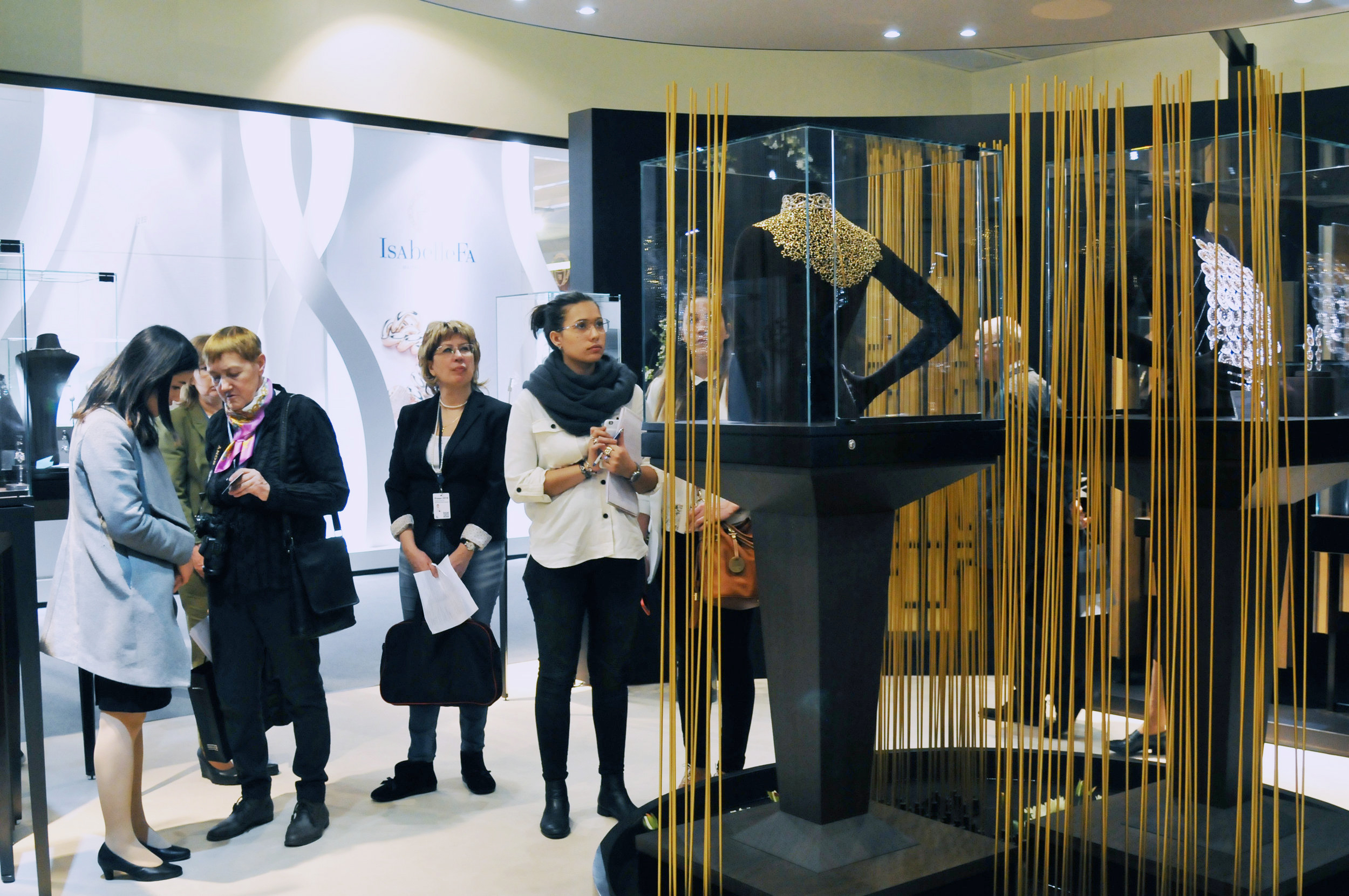 观展嘉宾为&ldquo;中国&middot;韵&rdquo;之《盛世霓裳》驻足