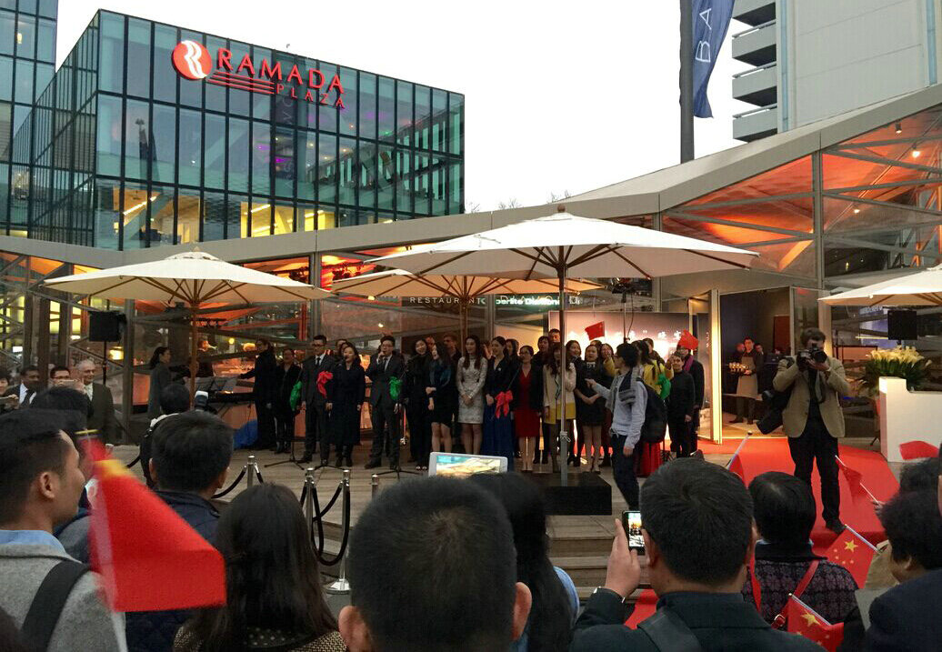 巴塞尔世界钻石展厅前感动国人的&ldquo;快闪&rdquo;行动