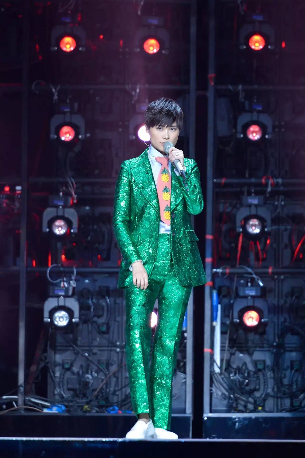 李宇春轻松驾驭全绿look