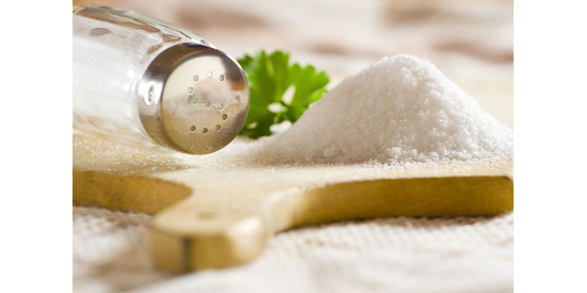 水+食盐:去除角质和油脂