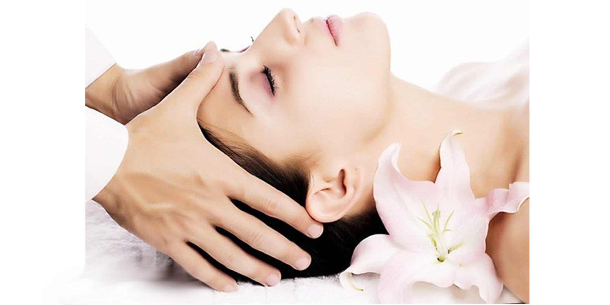 按压穴道，用血色冲淡暗沉感