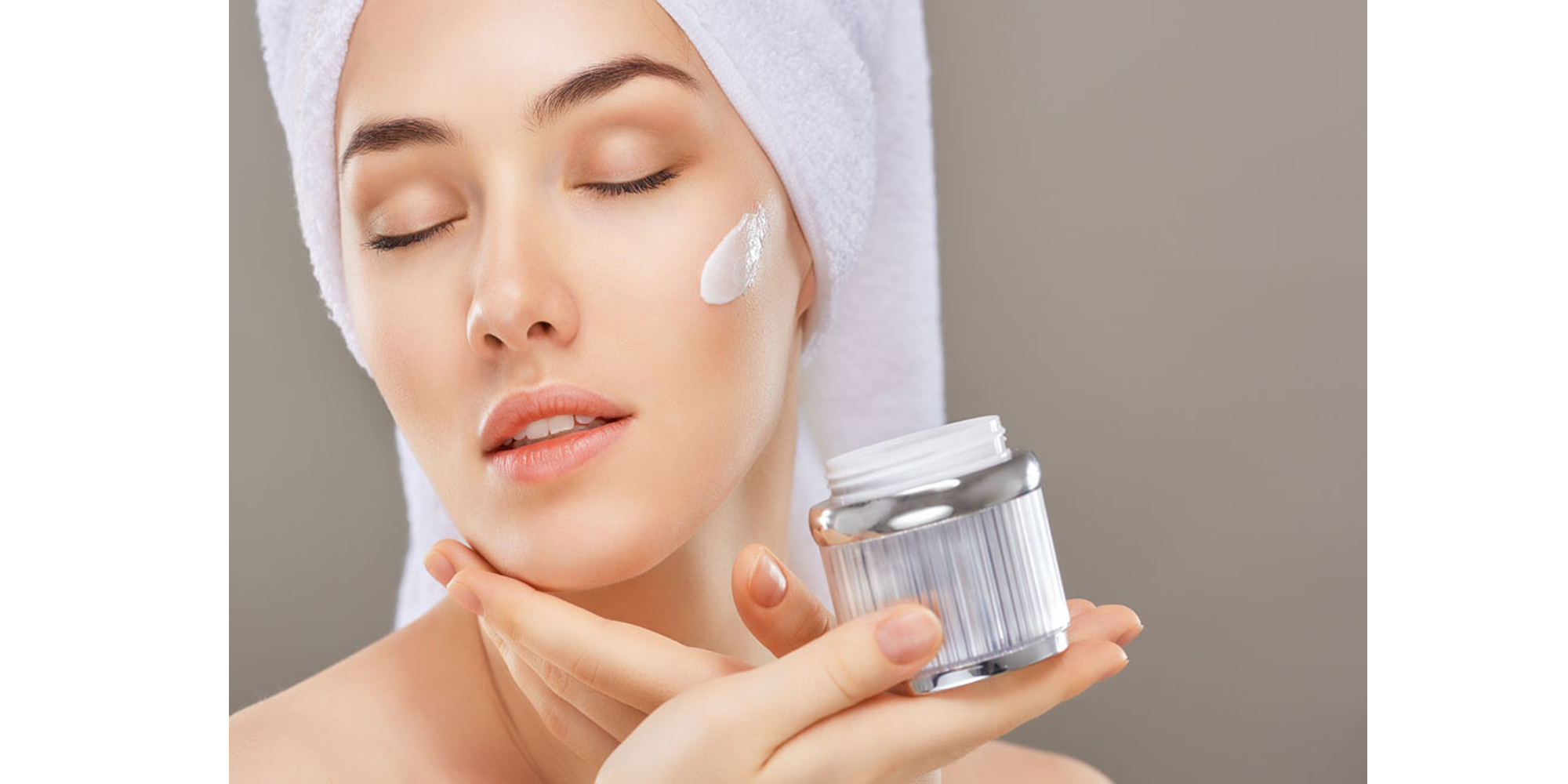 3、维持透光度，用面霜锁住皮肤的水分