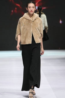 拾髦电商皮草发布