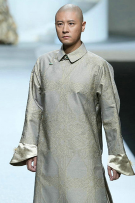 任重潇洒亮相中国国际时装周T台 好友张俪到场支持