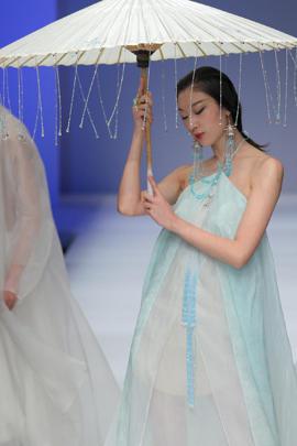 中国国际时装周 盖娅传说·熊英成衣发布