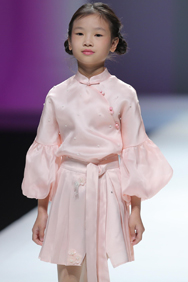 王敏丽亲子装发布