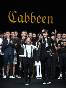 董力携手卡宾打造T台首秀