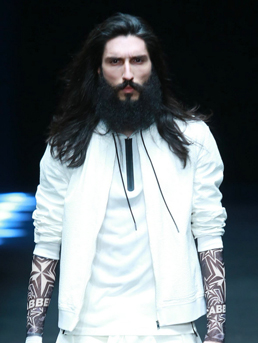 “潮叔”卡宾的顽童本色