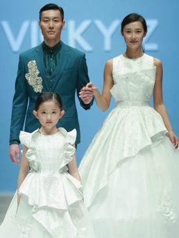 许馨尹“偎爱”陪伴天使成长