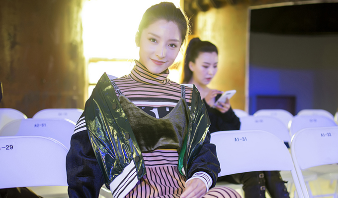 潘辰出席时装周 酷帅典雅展双面魅力