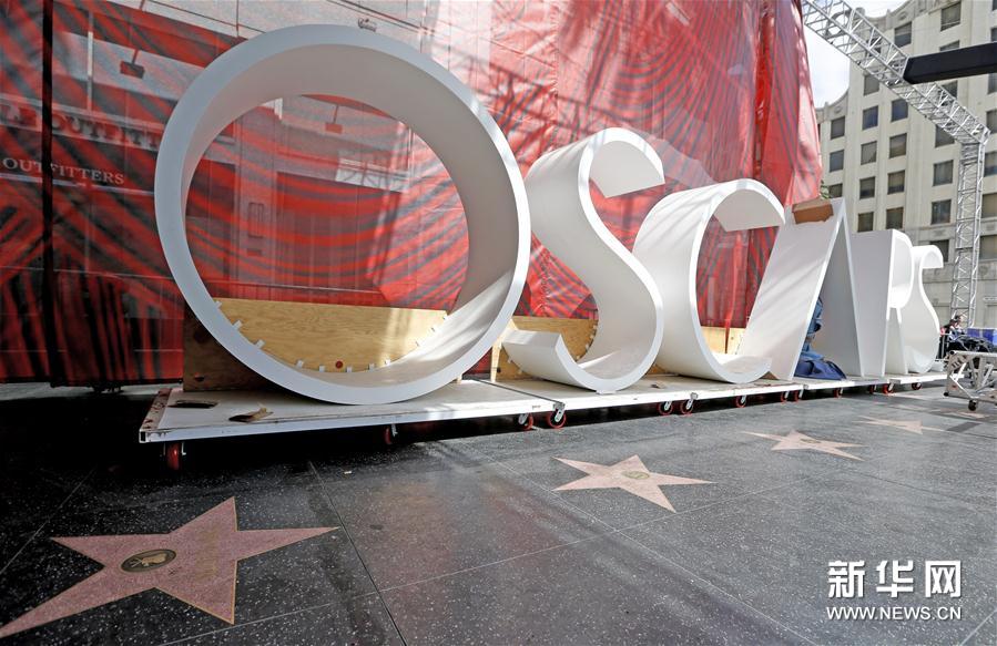 2月27日，在美國洛杉磯好萊塢，奧斯卡標識被放置在杜比劇院外的星光大道上。第90屆奧斯卡頒獎典禮將于當地時間3月4日舉行。在典禮舉辦地美國洛杉磯好萊塢杜比劇院，各項準備工作正在緊鑼密鼓進行。 新華社記者李穎攝