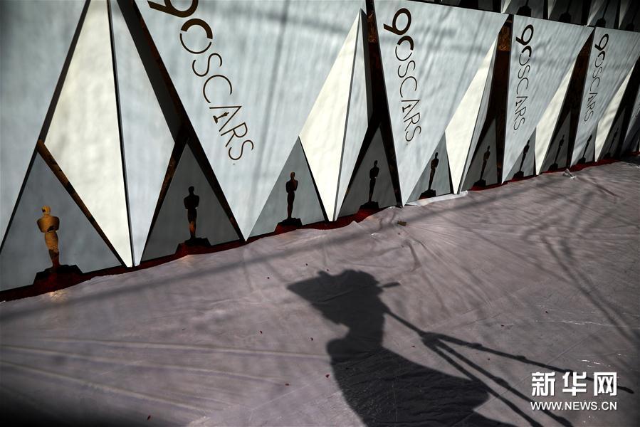 这是2月28日在美国加利福尼亚州好莱坞拍摄的被塑料布覆盖的红毯。第90届奥斯卡颁奖典礼将于当地时间3月4日举行。在典礼举办地美国洛杉矶好莱坞杜比剧院，各项准备工作正在紧锣密鼓进行。 新华社/路透