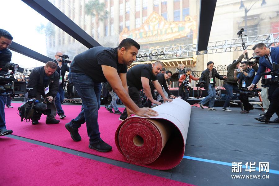 2月28日，在美国加利福尼亚州好莱坞，工作人员铺设红毯。第90届奥斯卡颁奖典礼将于当地时间3月4日举行。在典礼举办地美国洛杉矶好莱坞杜比剧院，各项准备工作正在紧锣密鼓进行。 新华社/路透