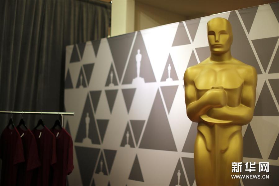 这是2月28日在美国加利福尼亚州好莱坞拍摄的杜比剧院纪念品商店里的奥斯卡金人雕像。第90届奥斯卡颁奖典礼将于当地时间3月4日举行。在典礼举办地美国洛杉矶好莱坞杜比剧院，各项准备工作正在紧锣密鼓进行。 新华社/路透