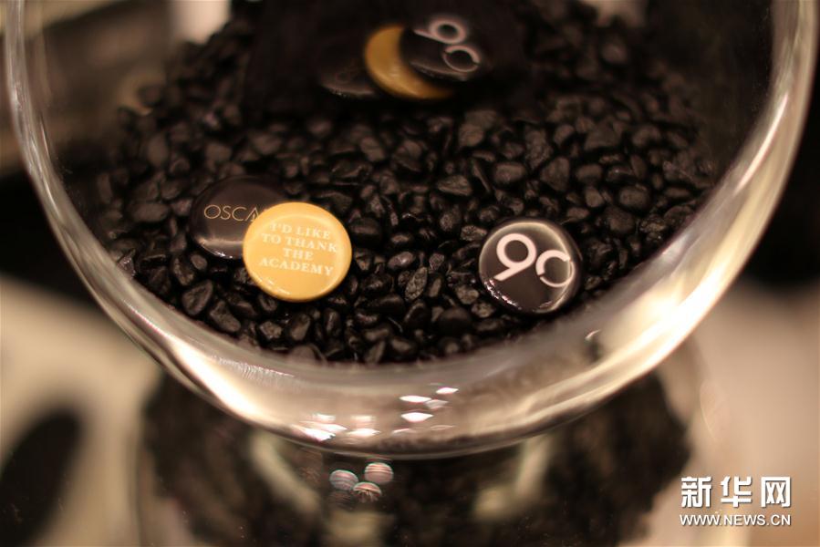 这是2月28日在美国加利福尼亚州好莱坞拍摄的杜比剧院纪念品商店里的奥斯卡徽章。第90届奥斯卡颁奖典礼将于当地时间3月4日举行。在典礼举办地美国洛杉矶好莱坞杜比剧院，各项准备工作正在紧锣密鼓进行。 新华社/路透