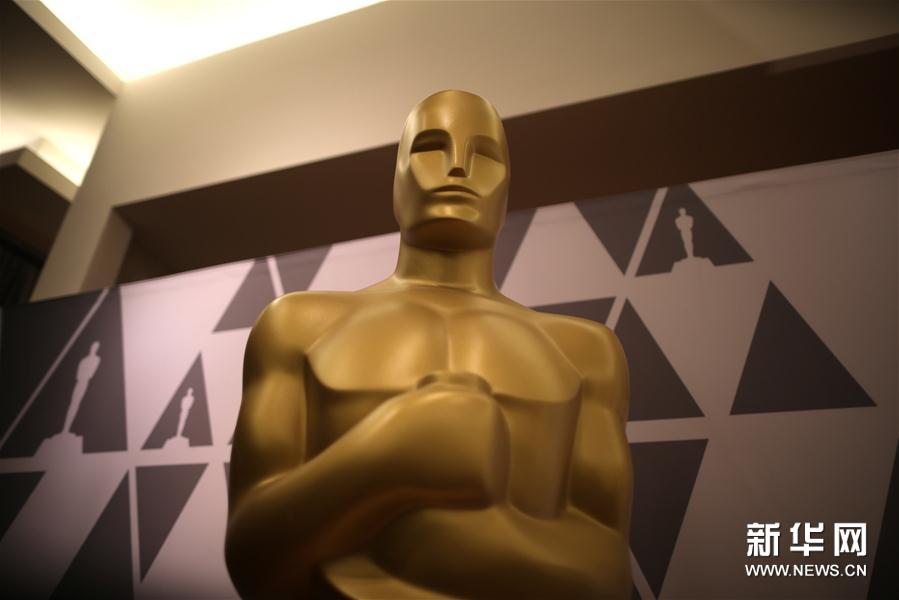 这是2月28日在美国加利福尼亚州好莱坞拍摄的杜比剧院纪念品商店里的奥斯卡金人雕像。第90届奥斯卡颁奖典礼将于当地时间3月4日举行。在典礼举办地美国洛杉矶好莱坞杜比剧院，各项准备工作正在紧锣密鼓进行。 新华社/路透