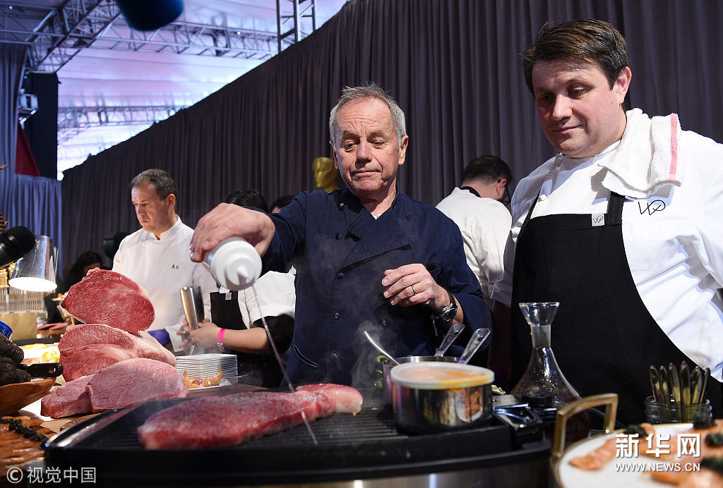 主厨Eric Klein为州长舞会做准备
