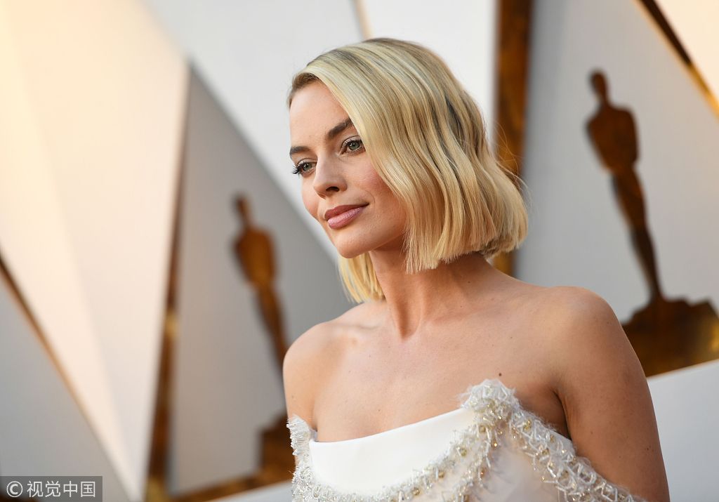 &ldquo;小丑女&rdquo; 玛格特&middot;罗比气质高贵秀香肩 将角逐最佳女主角奖