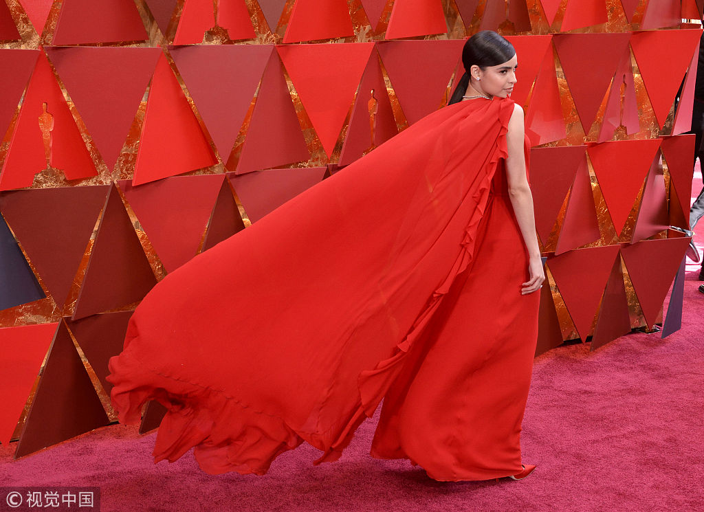 索菲亚&middot;卡尔森红艳艳长裙华美抢镜
