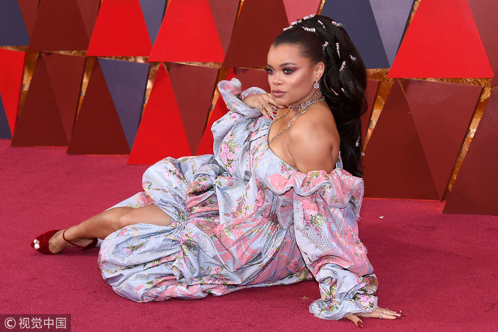 安德拉&middot;黛侧卧红毯