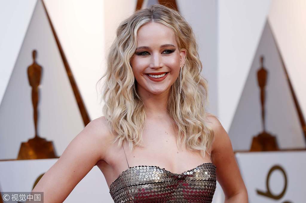 詹妮弗&middot;劳伦斯银色礼服优雅迷人 手舞足蹈显兴奋