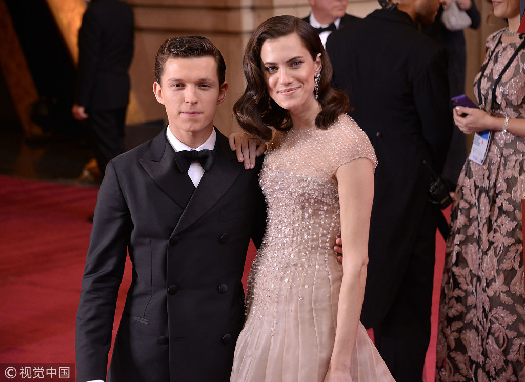 艾莉森-威廉姆斯粉白色长裙优雅迷人