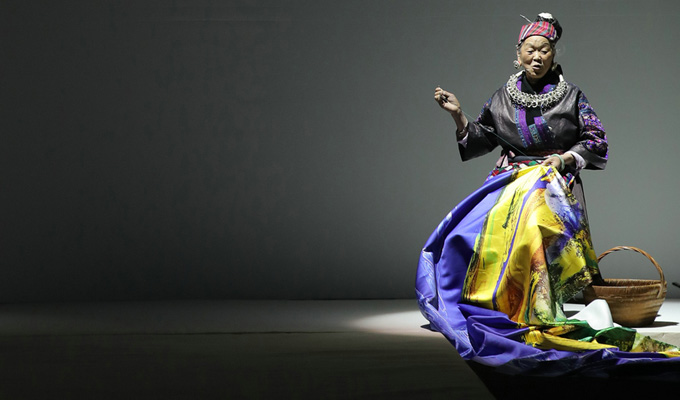 依文时装发布在京举行